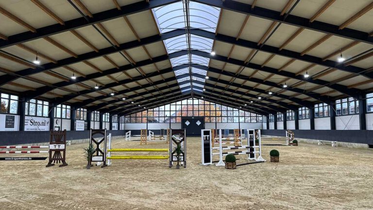 Tunierstall - TT-Sporthorses GmbH - Geschäftsführer "Tobias Thoenes" - Reithalle mit professionellen Hindernissen